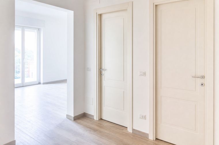 Facciata di un grande edificio residenziale con molte finestre identiche allineate su più piani.